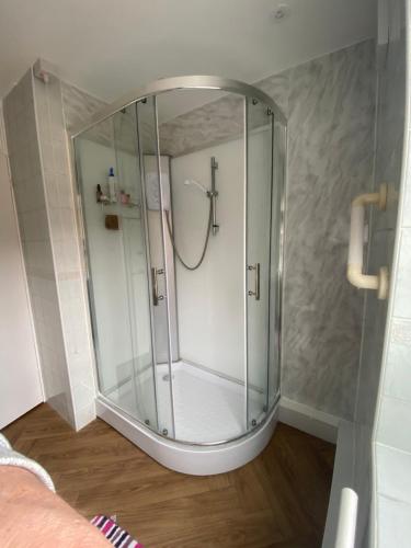 een badkamer met een glazen douchecabine bij 62 Sturry Road in Canterbury