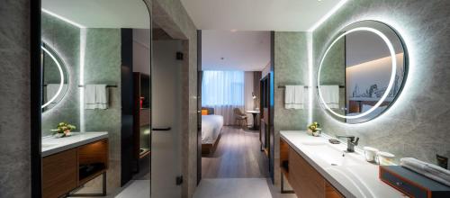 UrCove by HYATT Shanghai Jing'Anにあるバスルーム
