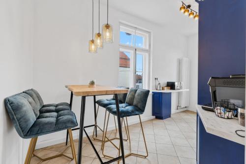 a kitchen with a table and chairs in a room at Apart21 - Exclusive Apartments in Central location with Parking in Ingolstadt