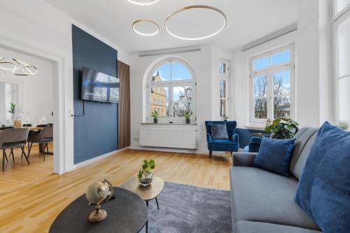 ein Wohnzimmer mit einem Sofa und einem Tisch in der Unterkunft apart21 - Exklusive Apartments in zentraler Lage mit Parkplatz in Ingolstadt