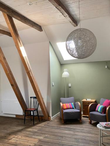 uma sala de estar com duas cadeiras e um tecto em Tastecelebration Residence em Andrarum-Brosarp
