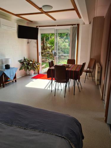 Μια τηλεόραση ή/και κέντρο ψυχαγωγίας στο Orchard 2 Bedroom Apartment in Devonport