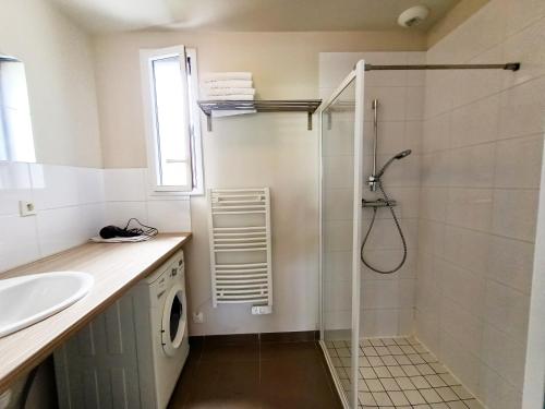 un baño con ducha y lavabo en Les Gîtes du Pêcheur, en Erquy