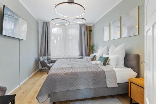 a bedroom with a large bed and a window at Apart21 - Exclusive Apartments in Central location with Parking in Ingolstadt