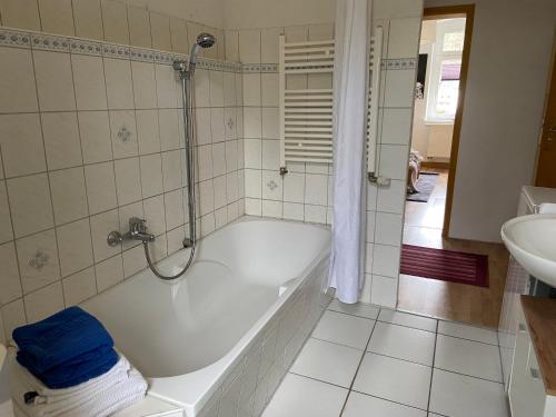 Ένα μπάνιο στο Ferienwohnung Fam. Falk