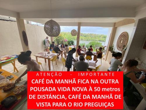 grupa ludzi siedzących przy stołach w budynku w obiekcie Pousada Terra das Águas Barreirinhas w mieście Barreirinhas