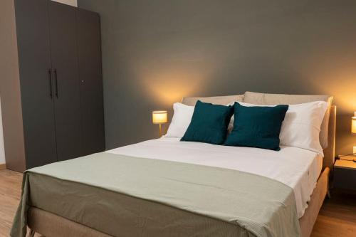 una camera da letto con un grande letto con cuscini blu di Appartamento RealValle Verde a Scafati