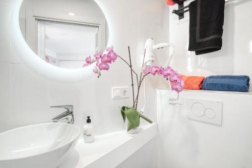 Baño blanco con lavabo y espejo en COBLANCA 5-EXCLUSIVO Loft 5-6, en Benidorm
