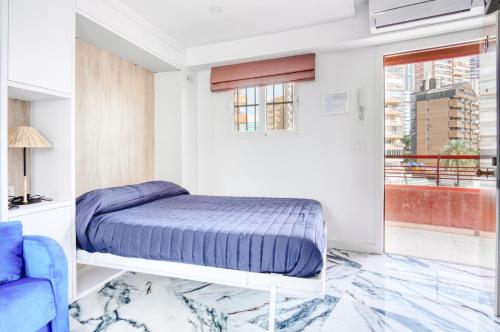 ein Schlafzimmer mit einem Bett und einem Fenster in der Unterkunft COBLANCA 5-EXCLUSIVO Loft 5-6 in Benidorm