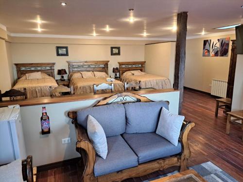 波托西的住宿－Hotel Santa Mónica，一间带两张床和一张沙发的客厅