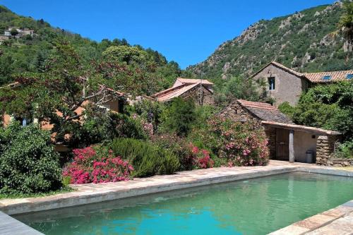 une maison avec une piscine en face d'une montagne dans l'établissement LE JARDIN DEL SUD, à Saint-Vincent