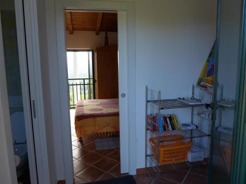 奧拉的住宿－Mini-Appartement Casa Colombana mit Panoramablick，带卧室、床和门廊的客房