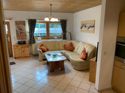 ein Wohnzimmer mit einem Sofa und einem Tisch in der Unterkunft Uschi's Familienparadies in Monschau