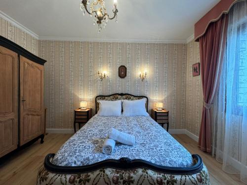ein Schlafzimmer mit einem großen Bett mit zwei Nachttischen in der Unterkunft La Changeenne Charme 12 pers Reve in Changé