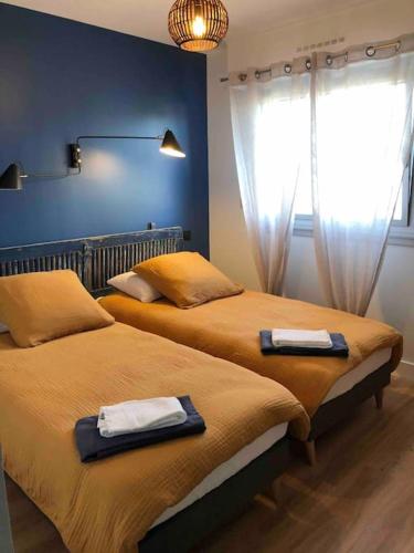 - 2 lits dans une chambre avec 2 serviettes dans l'établissement Une vue panoramique sur la baie de Concarneau, à Concarneau