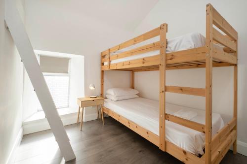 sypialnia z łóżkiem piętrowym i drabiną w obiekcie Parliament Street Town House w mieście Ennistymon