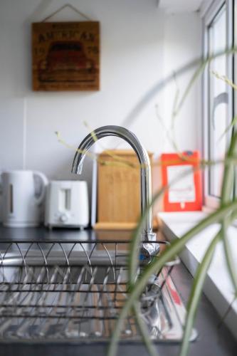 Dapur atau dapur kecil di Parliament Street Town House