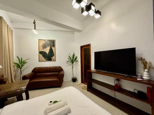 TV a/nebo společenská místnost v ubytování Tranquil Villa - Studio Room with Kitchenette