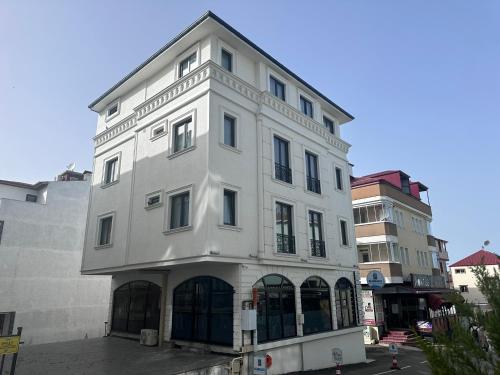 biały budynek z oknami wychodzącymi na ulicę w obiekcie STAR SUIT HOTEL w mieście Trabzon