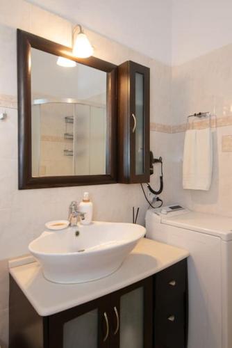 Ванная комната в Ammos 1 - Seafront house in Glyfo beach, Sifnos