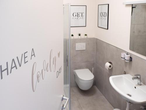 メラーノにあるApartment Alexのトイレと洗面台付きのバスルーム
