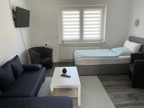 uma sala de estar com um sofá e uma cama em Ferienwohnung am Grambker See em Bremen