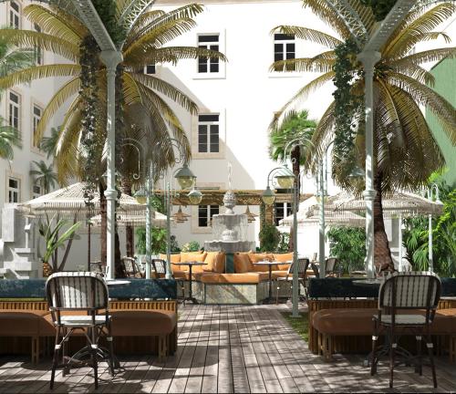 un patio con palmeras, mesas y sillas en Locke de Santa Joana en Lisboa