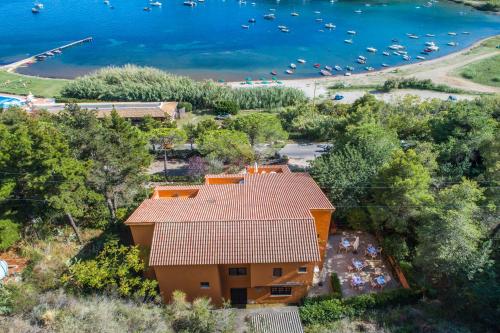 an overhead view of a house with a view of the water at Appartamento Laura in Porto Azzurro