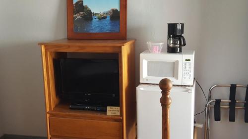 a microwave and a refrigerator next to a microwave oven at Canyon Country Inn in Williams