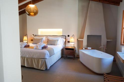 En eller flere senge i et værelse på Juz de Yartan Art Hotel - Adults Only