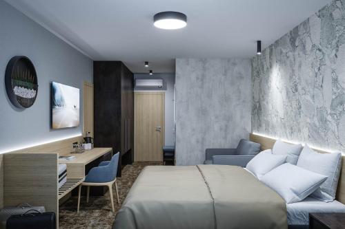 Habitación de hotel con cama y escritorio en Hotel Senec Aqua Resort en Senec