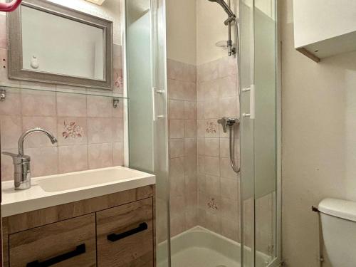 une salle de bain avec une douche, un lavabo et des toilettes dans l'établissement Studio cosy avec terrasse à 200m de la mer – Parking privé et calme, 2 pers, Argelès-sur-Mer - FR-1-225-692, à Argelès-sur-Mer