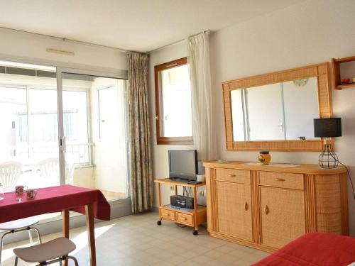 Photo de la galerie de l'établissement Appartement en bord de mer avec piscine et parking privé à 300m de la plage - Cap d'Agde - FR-1-249-315, au Cap d'Agde