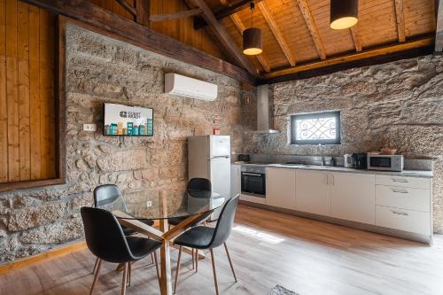 cocina con mesa y sillas en una habitación en Countryside retreat in Barcelos en Viatodos