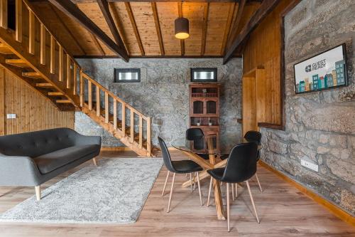 een woonkamer met een tafel en stoelen bij Countryside retreat in Barcelos in Viatodos