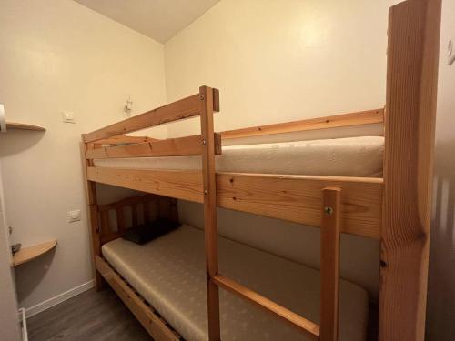 quelques lits superposés dans une chambre dans l'établissement Studio Moderne - Proche Plage - Parking - FR-1-324A-47, à Saint-Hilaire-de-Riez