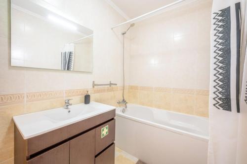 a bathroom with a sink and a bath tub at GuestReady - Dreamy getaway in Cartaxo in Cartaxo