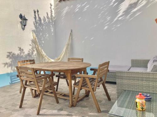 drewniany stół i krzesła w salonie w obiekcie Sunny respite in Evora w mieście Reguengos de Monsaraz
