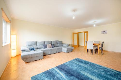 a living room with a couch and a table at GuestReady - Dreamy getaway in Cartaxo in Cartaxo