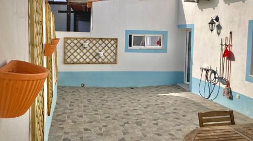 Habitación con paredes azules y blancas y silla en Sunny respite in Evora, en Reguengos de Monsaraz
