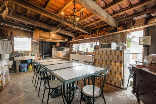 cocina con mesa y sillas en una habitación en Retro-modern retreat in Esposende, en Esposende