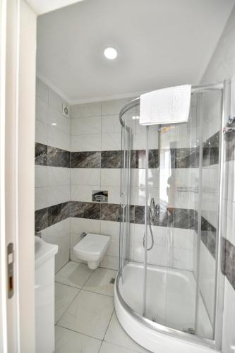 Bilik mandi di Lamira Apart Holiday&Guest House