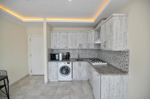 Dapur atau dapur kecil di Lamira Apart Holiday&Guest House