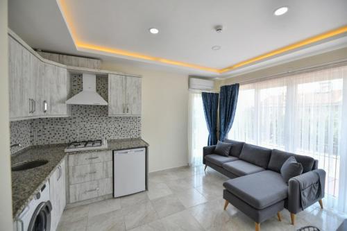 Dapur atau dapur kecil di Lamira Apart Holiday&Guest House