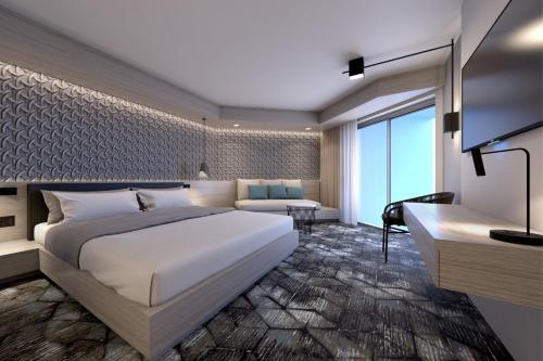 Кровать или кровати в номере Renaissance Daytona Beach Oceanfront Hotel