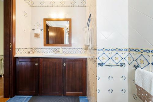 bagno con lavandino e specchio di Vintage charm meets modern comfort 3 a Aguda