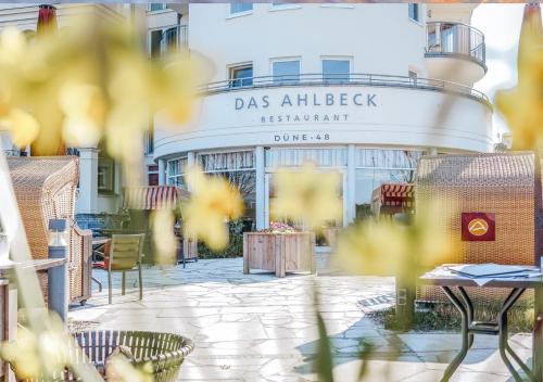 a building with a sign that reads das allbeck restaurant at Das Ahlbeck Hotel & SPA in Ahlbeck