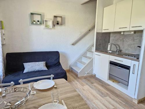 un petit salon avec un canapé et une table dans l'établissement Maison Duplex avec Piscine et Proche Plage, Parking Inclus - FR-1-387-197, à Marseillan
