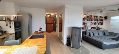 ein Wohnzimmer mit einem Sofa und einem Tisch in der Unterkunft Penthouse Rooftop Neuss DÜS in Neuss