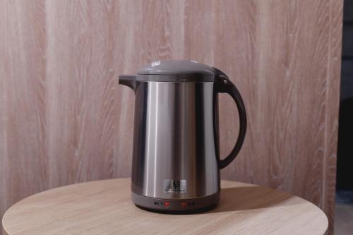 a tea kettle sitting on a wooden table at Washington R&B Hotel Otsuka Eki Kitaguchi in Tokyo